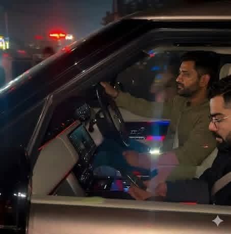 shanmugamchin10's tweet image. -- படுதோல்விகளில்  
துவண்டு நிற்கும்
இந்திய கிரிக்கெட் வீரர்களை சந்திக்க 
நேரில் ஸ்டேடியம் 
விரைந்த தோனி!

-- அனைவரையும் டின்னர்
விருந்துக்கு அழைத்தார்

-- கோலியையும், ரிஷப் 
பந்த்தையும் அழைத்து வர
தனி கார் அனுப்பினார்.

--  விருந்து முடிந்த பின் 
தானே நேரில் கார் ஓட்டி 
சென்று…