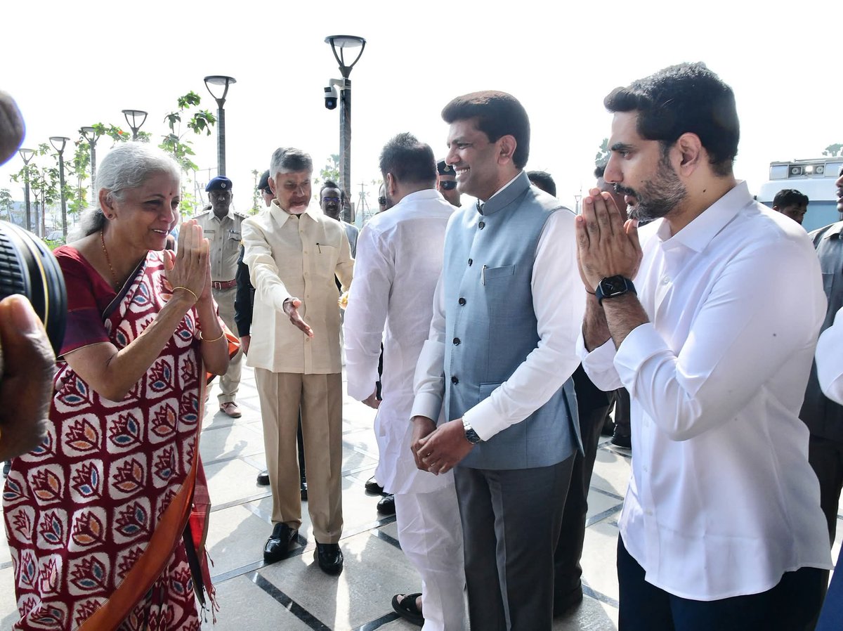 bosesavili's tweet image. అమరావతి.
సీఆర్డీఏ కార్యాలయానికి చేరుకున్న కేంద్ర మంత్రి @nsitharaman . కేంద్రమంత్రి నిర్మలా సీతారామన్ కు స్వాగతం పలికిన సీఎం @ncbn, డిప్యూటీ సీఎం @PawanKalyan , మంత్రి @naralokesh, కేంద్రమంత్రి @PemmasaniOnX
#iTDPForTDP 
#HOPE0138