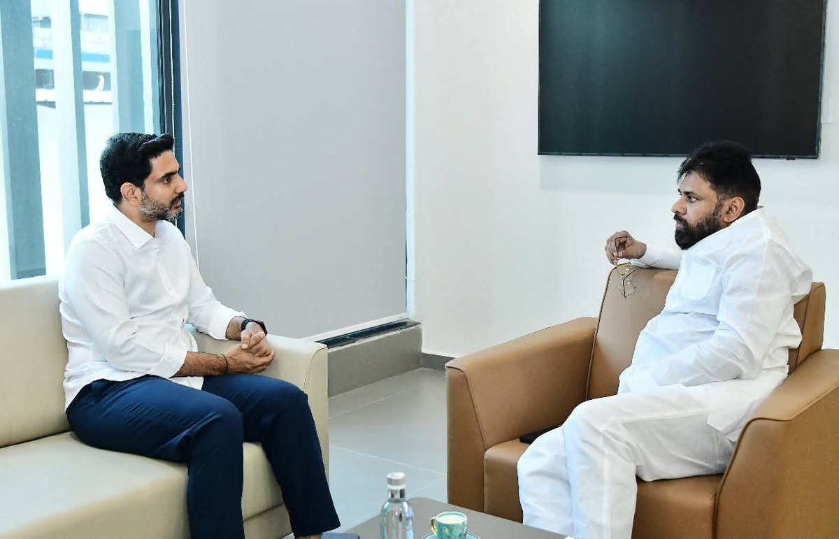 bosesavili's tweet image. అమరావతి.
సీఆర్డీఏ కార్యాలయానికి చేరుకున్న కేంద్ర మంత్రి @nsitharaman . కేంద్రమంత్రి నిర్మలా సీతారామన్ కు స్వాగతం పలికిన సీఎం @ncbn, డిప్యూటీ సీఎం @PawanKalyan , మంత్రి @naralokesh, కేంద్రమంత్రి @PemmasaniOnX
#iTDPForTDP 
#HOPE0138