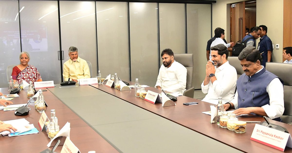 Itdpctp's tweet image. అమరావతి.
సీఆర్డీఏ కార్యాలయానికి చేరుకున్న కేంద్ర మంత్రి @nsitharaman . కేంద్రమంత్రి నిర్మలా సీతారామన్ కు స్వాగతం పలికిన సీఎం @ncbn, డిప్యూటీ సీఎం @PawanKalyan , మంత్రి @naralokesh, కేంద్రమంత్రి @PemmasaniOnX
#iTDPForTDP 
#HOPE0138