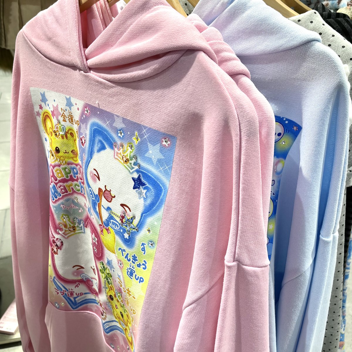 SHIBUYA109NET's tweet image. WEGOで今日から発売.ᐟ.ᐟ📣⋆˙⟡

カミオジャパン平成ファンシー × WEGOのコラボ商品🎵🍀

ラブ友やハッピーマーチ、あわわちゃんなど…🥹💖
平成女子はぜひチェックしてみてね⭐️⸝⸝꙳

✔︎ 7F WEGO

@WEGO_press