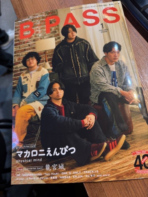 FinestGuitars's tweet image. 恐れながら、B/PASS 1月号
マカロニえんぴつさんへのコメントを書かせて頂きました
錚々たる並びで怖いですが、、、
皆さん、読んでいただければ嬉しいです
お願い致します

改めて10周年おめでとうございます
以上  店長和田でした！

#マカロニえんぴつ #BPASS #FinestGuitars #店長和田 #コメント