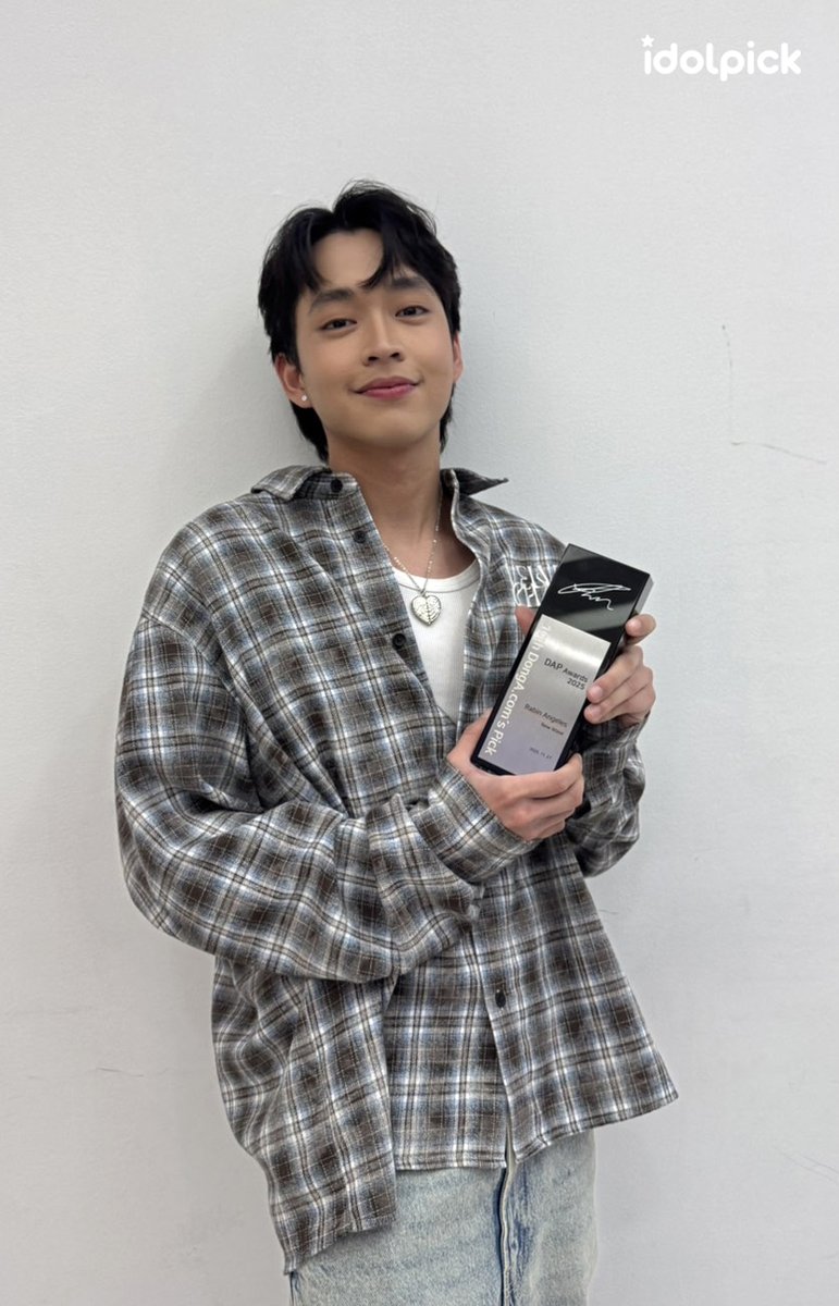 idolpick_vote's tweet photo. [✨IDOLPICK EXCLUSIVE] 

The moment you've been waiting for!

The trophy belongs to him🏆
Meet the shining star and winner of the DAP Awards 2025 — 🌟our incredible #RabinAngeles

#idolpick_Exclusive #NEWWAVE_DAP2025 https://t.co/ntqN9Washi
