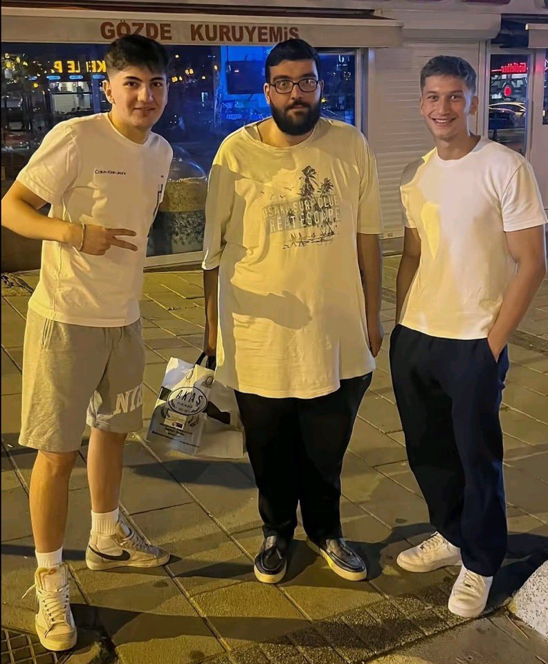 ofisin sigara alanında beyaz yakalı ablaların arasında gazapizm ahmet kaya mashup dinlerken perişanlık