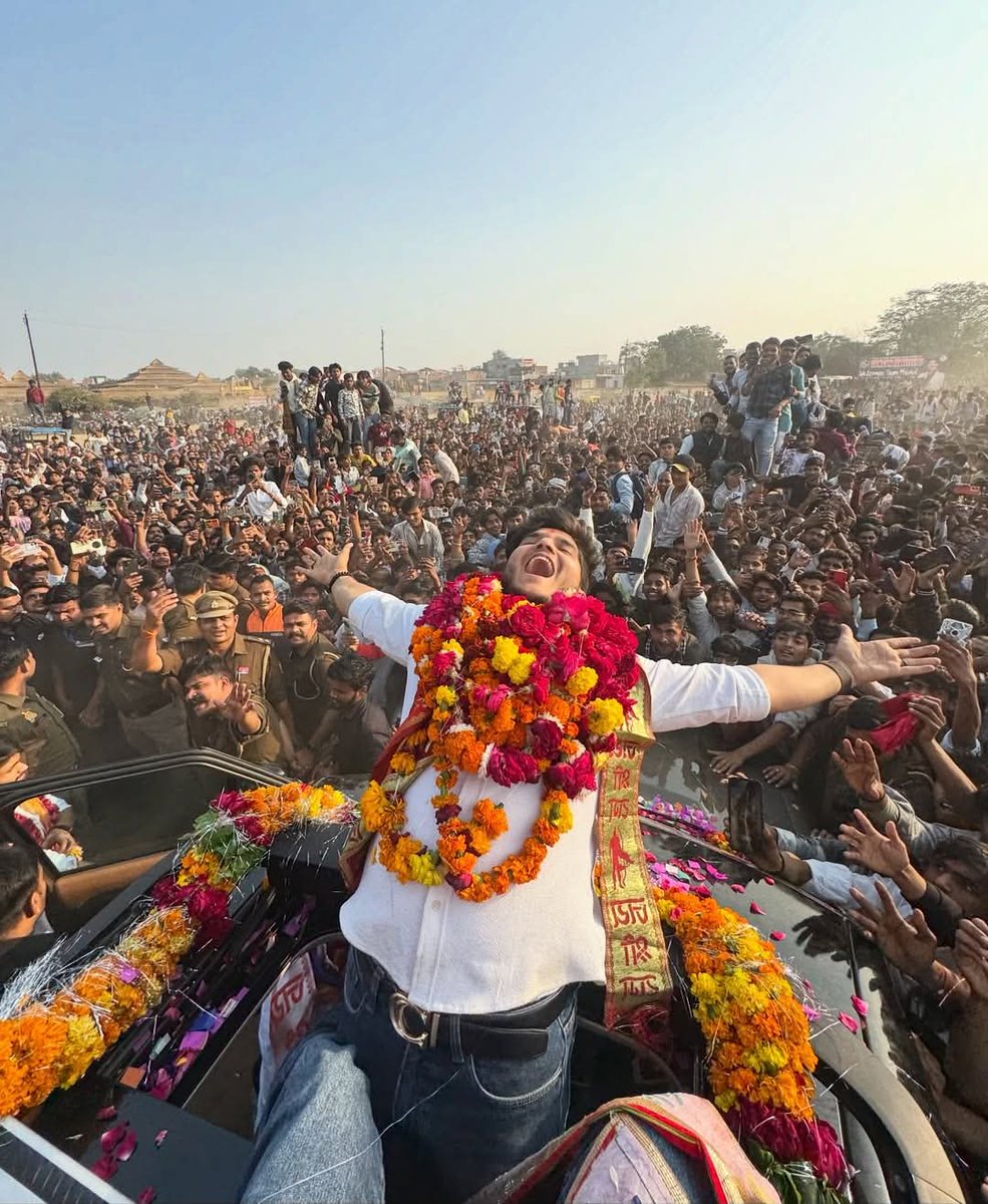 THEMRIDUL7's tweet image. 4 Vote Mile the Mujhe 😹🤭

Ye mera Pariwaar hai or mai Inke Ghar ka Ladka 🙌🏻🕉️
#MridulGang #mridultiwari #biggboss19