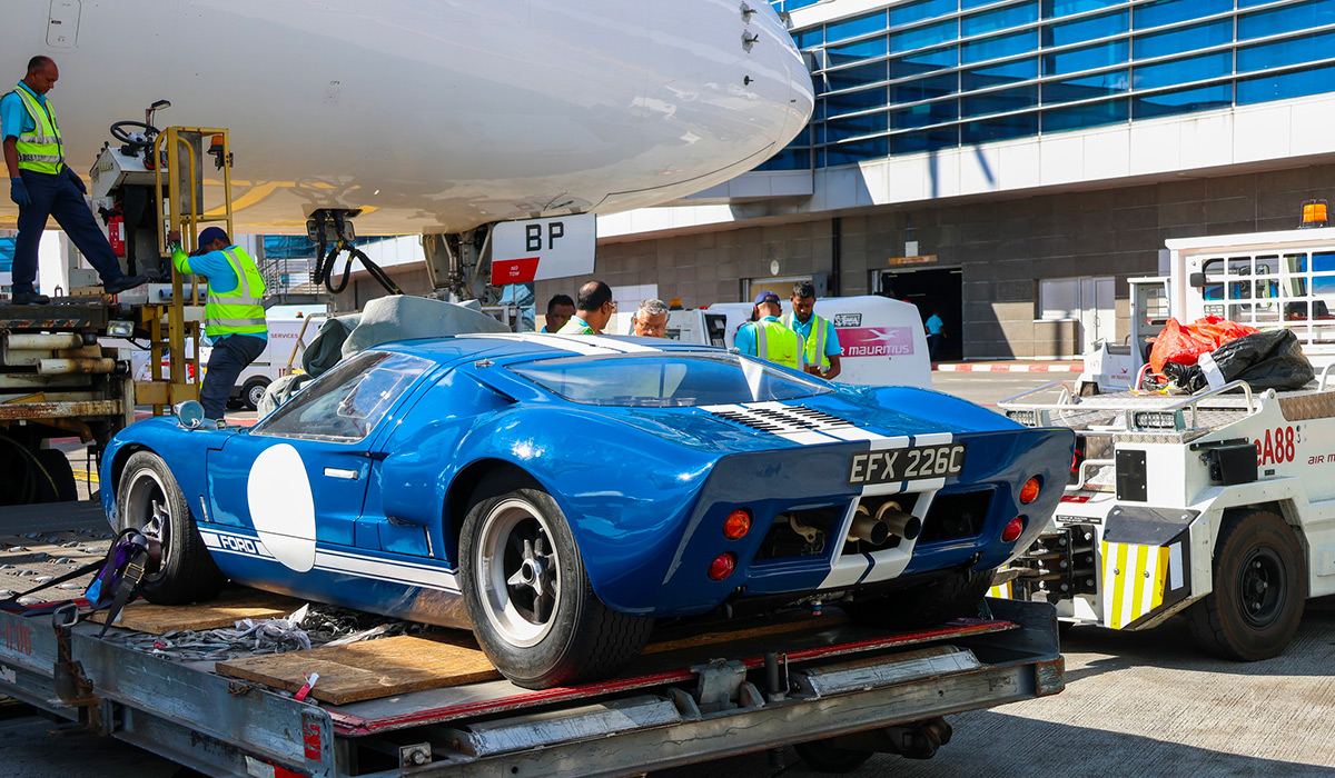 🏁 La légendaire Ford GT40 a atterri à Maurice !

Icône de la course automobile des années 60, conçue pour défier Ferrari au Mans, est arrivée  à bord de l'A350-900 "Le Morne Brabant" d'@AirMauritius depuis Londres Gatwick.
#FordGT40 #Maurice #AirMauritius #AutomobileCollection