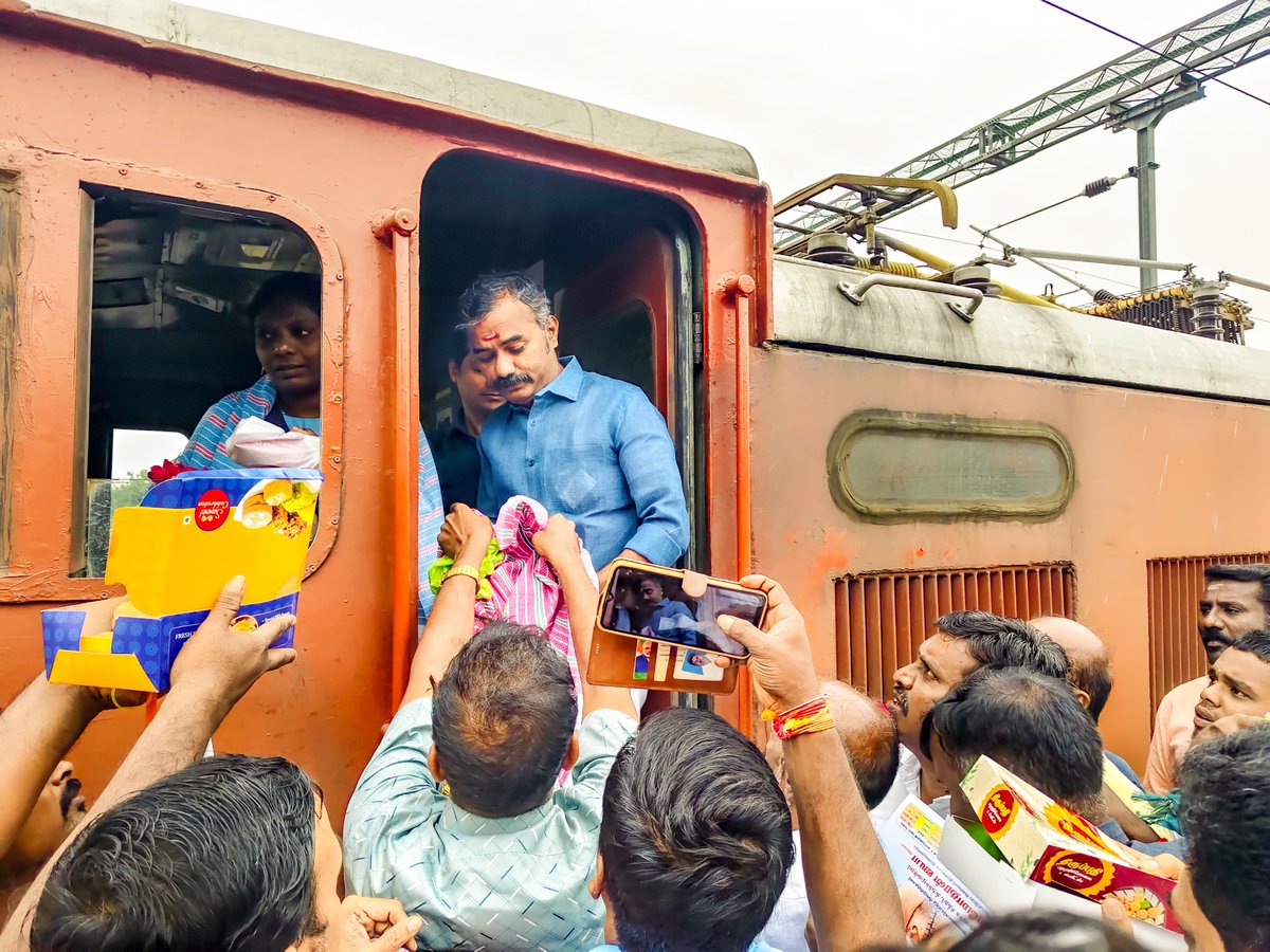 asuvathaman's tweet image. இன்று காலை 8:30 மணியளவில் திருப்பதி-பாமனி எக்ஸ்பிரஸ் ரயில் பண்ருட்டி ரயில்நிலையத்திற்கு வந்தடைந்தது. 

மக்களின் மகிழ்ச்சி வெள்ளத்தில் ரயிலை வரவேற்றோம். 

மாண்புமிகு மத்திய ரயில்வே அமைச்சர் @AshwiniVaishnaw அவர்களுக்கு பண்ருட்டி மக்கள் சார்பாக மனமார்ந்த நன்றிகள் 🙏

@narendramodi…