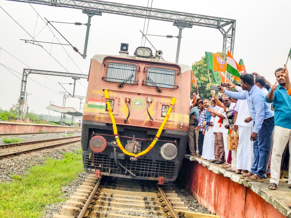 asuvathaman's tweet image. இன்று காலை 8:30 மணியளவில் திருப்பதி-பாமனி எக்ஸ்பிரஸ் ரயில் பண்ருட்டி ரயில்நிலையத்திற்கு வந்தடைந்தது. 

மக்களின் மகிழ்ச்சி வெள்ளத்தில் ரயிலை வரவேற்றோம். 

மாண்புமிகு மத்திய ரயில்வே அமைச்சர் @AshwiniVaishnaw அவர்களுக்கு பண்ருட்டி மக்கள் சார்பாக மனமார்ந்த நன்றிகள் 🙏

@narendramodi…