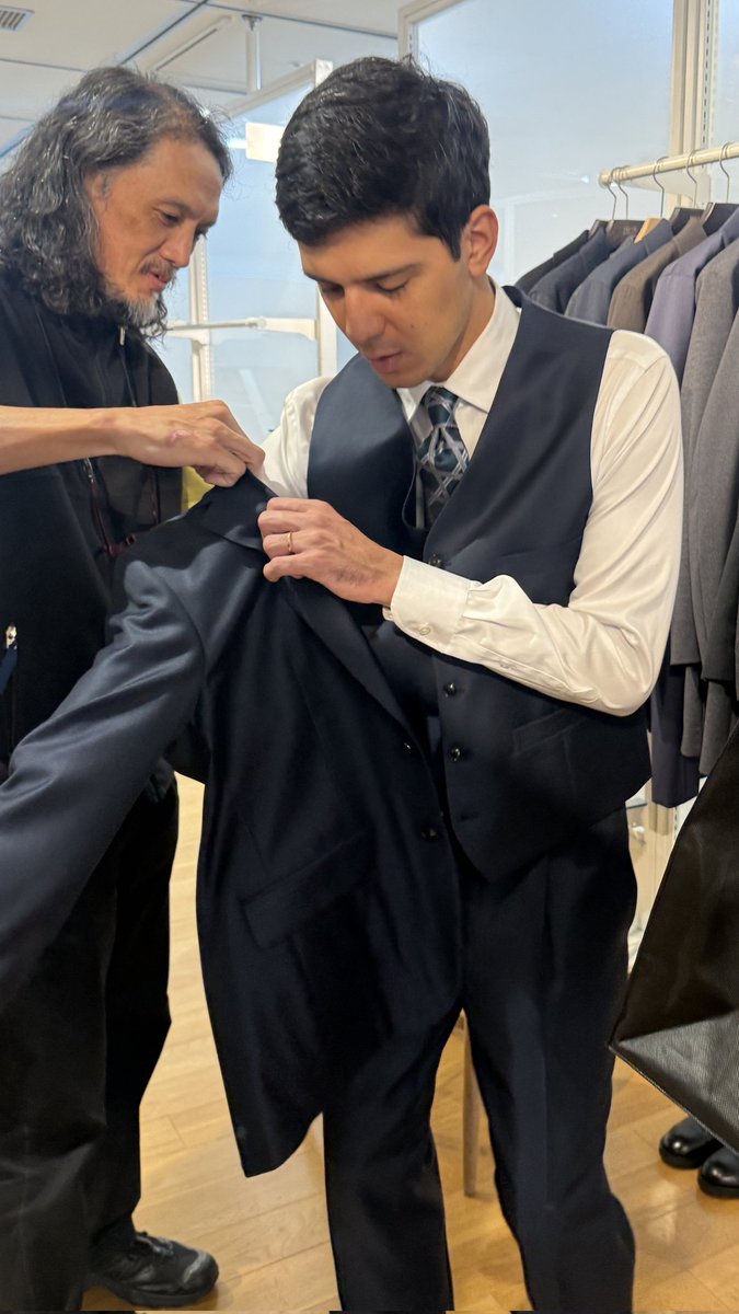 1gorFraga's tweet image. 今日はJAFの年間表彰式になります🏆

シーズン終盤からTAKEO KIKUCHIが洋服を提供をして下さっていたのですが、今回は特別に表彰式の為にスーツを用意してくれました!

なれない自分をバシッと仕上げてくれてありがとうございました😎