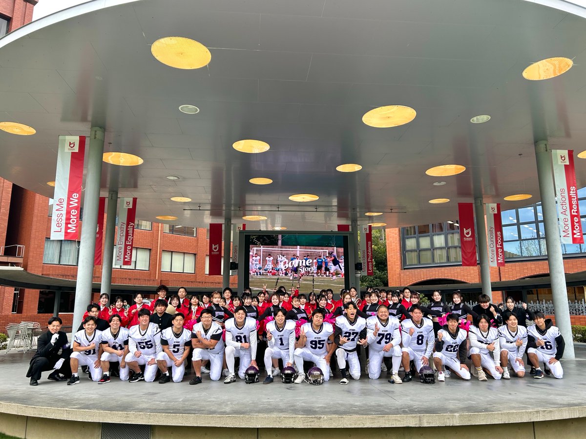 ryukoku_univ_pr's tweet photo. 本日 #アメリカンフットボール部 のリーグ最終戦応援イベントが開催され、応援リーダー部とバトンチアSPIRITSによる力強いエールが届けられました🏈✨
明日11/29(土)12:00から、 Div.2 優勝決定戦がたけびしスタジアム京都で行われます🏟️
Div.1昇格をかけた大事な一戦、ぜひ熱い応援をお願いします📣🔥 https://t.co/3mLKzxKyf6