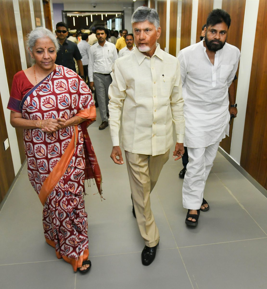 APDeputyCMO's tweet image. సి.ఆర్.డి.ఎ. కార్యాలయం వద్ద కేంద్ర ఆర్ధిక శాఖ మంత్రి శ్రీమతి @nsitharaman గారికి గౌరవ ముఖ్యమంత్రి శ్రీ @ncbn గారితో కలిసి స్వాగతం 
పలికిన ఉప ముఖ్యమంత్రి @PawanKalyan.