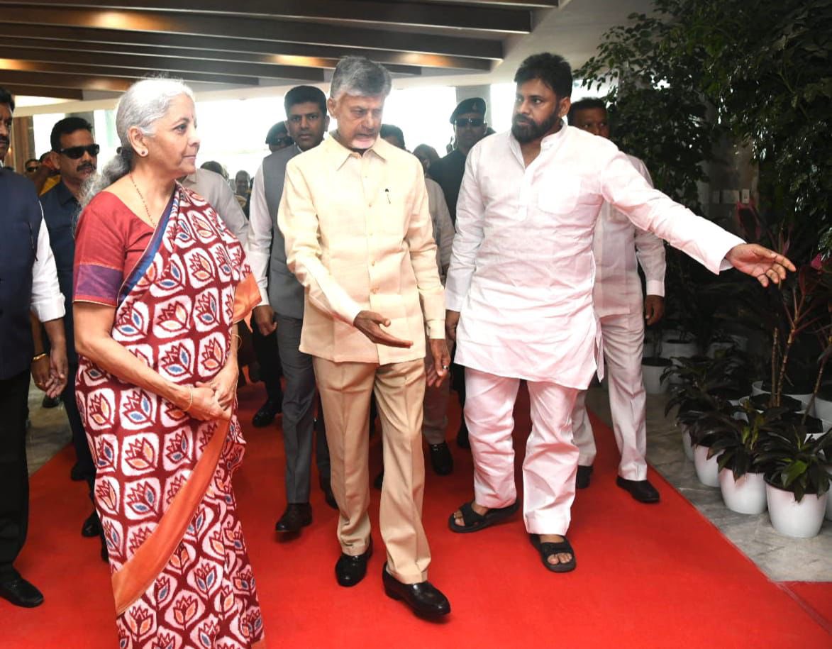 APDeputyCMO's tweet image. సి.ఆర్.డి.ఎ. కార్యాలయం వద్ద కేంద్ర ఆర్ధిక శాఖ మంత్రి శ్రీమతి @nsitharaman గారికి గౌరవ ముఖ్యమంత్రి శ్రీ @ncbn గారితో కలిసి స్వాగతం 
పలికిన ఉప ముఖ్యమంత్రి @PawanKalyan.