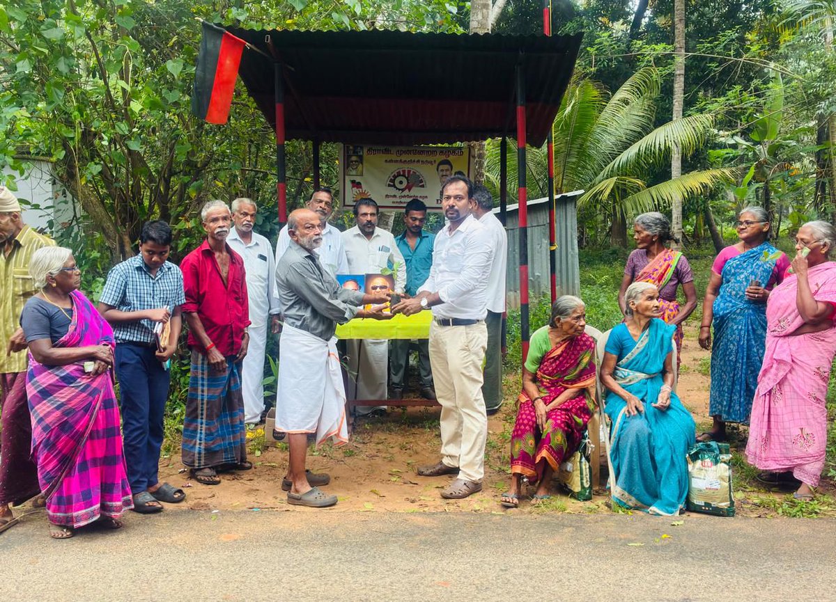 dmkengineerwing's tweet photo. தி.மு. கழக இளைஞரணி செயலாளர், தமிழ் நாடு அரசின் மாண்புமிகு துணை முதலமைச்சர் உதயநிதி ஸ்டாலின் அவர்களுடைய பிறந்தநாள் விழா!

மாண்புமிகு. உதயநிதி ஸ்டாலின் அவர்கள் பிறந்தநாள் விழா ராஜாக்கமங்கலம் அருகே உள்ள கன்னக்குறிச்சி நடுவூரில், குமரி கிழக்கு மாவட்ட செயலாளர் மேயர் ரெ. மகேஷ், பொறியாளர் அணி மாநில செயலாளர் எஸ்கேபி கருணா ஆகியோரின் அறிவிப்பின்படி, கன்னியாகுமரி கிழக்கு மாவட்ட பொறியாளர் அணி துணை அமைப்பாளர் முனைவர் ராஜேஸ் ரெத்தினமணி தலைமையில் திமுக கிளை அலுவலகத்தில் காலை 8 மணியளவில் சிறப்புடன் நடைபெற்றது. கழகக் கொடியேற்றப்பட்டு விழாவானது ஆரம்பிக்கப்பட்டது. நம்முடைய திராவிட மாடல் அரசின் சாதனைகள் மற்றும் உதயநிதி ஸ்டாலின் அவர்களின் மக்கள் பணிகள் ஆகியவை பற்றி விரிவுரையாக மக்களிடம் கருத்துகள் முன்வைக்கப்பட்டது. அதனைத் தொடர்ந்து ஏழைகளுக்கு நலத்திட்ட உதவிகள் மற்றும் மாணவர்களுக்கு புத்தகங்களும் வழங்கப்பட்டது. பொதுமக்களுக்கு இனிப்புகள் மற்றும் மரக்கன்றுகள் வழங்கப்பட்டு, பிறந்தநாள் விழாவை சிறப்பிக்க மரக்கன்றுகள் நடப்பட்டன. இவ்விழாவில் மாவட்ட பிரதிநிதி ராஜன், நீதிமன்ற வழக்கறிஞர் அணி முத்துக்குமார், வார்டு அவை தலைவர்கள் வரதராஜன், நடராஜன், இளைஞரணி நாகராஜன், ராஜலிங்கம் ராஜேந்திரன் உட்பட கழகத்தினர், பொதுமக்கள் மற்றும் பயனாளிகள் கலந்து கொண்டு சிறப்பித்தனர்.
#இளைஞர்எழுச்சிநாள் 
#DMKEnggWing