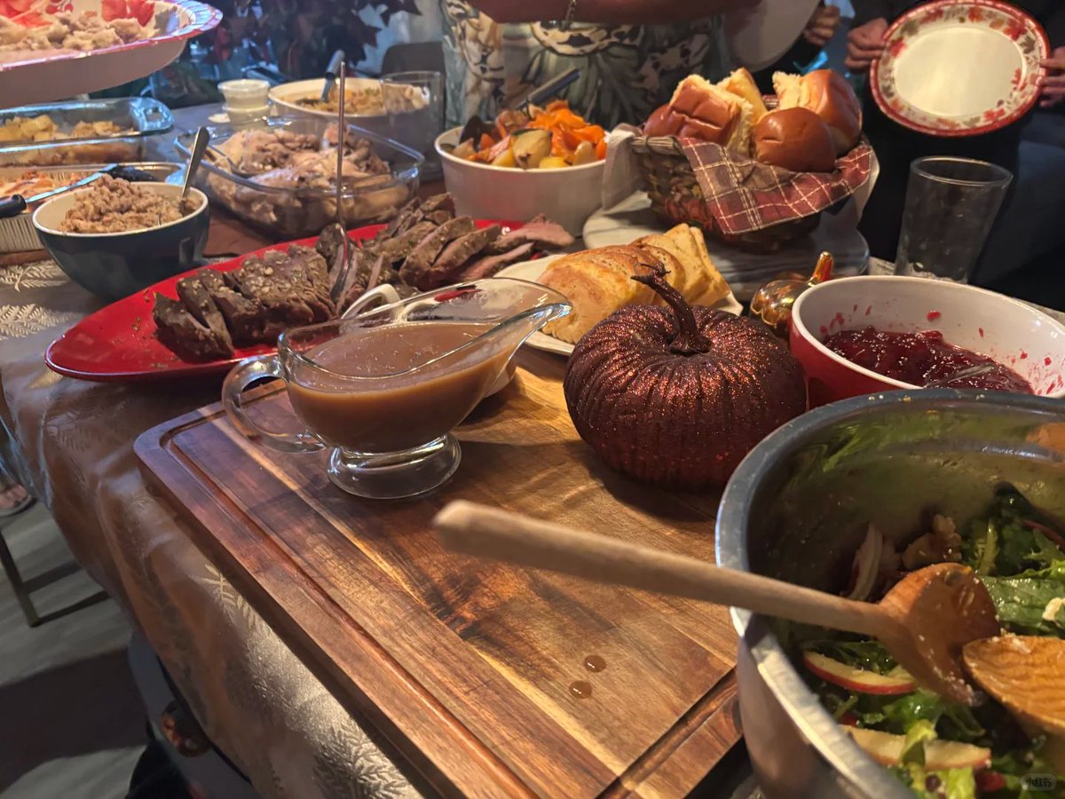 Giulia_867fz's tweet image. 🦃 The Thanksgiving table is not just about delicious food, but also about the taste of home and the warmth of companionship. May every bite be filled with gratitude and happiness. #HappyThanksgivingDinner