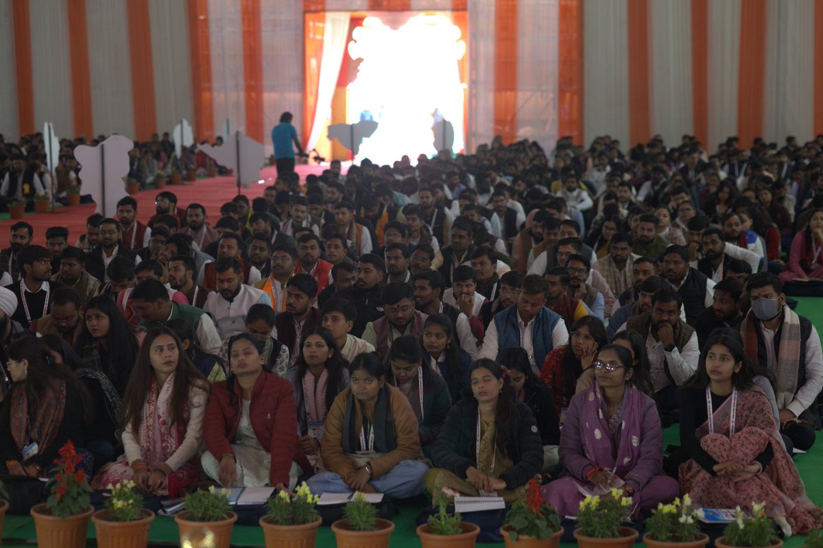 राष्ट्रीय महामंत्री डॉ <a href="/DrVirendraSS/">Dr. Virendra Singh Solanki</a> 71वें राष्ट्रीय अधिवेशन में महामंत्री प्रतिवेदन प्रस्तुत करते हुए। 

महामंत्री प्रतिवेदन में राष्ट्रीय महामंत्री गत वर्ष के संगठनात्मक कार्यों,‌ विभिन्न अभियानों और गतिविधियों की जानकारी दे रहे हैं। 

#71stABVPConf #ABVP