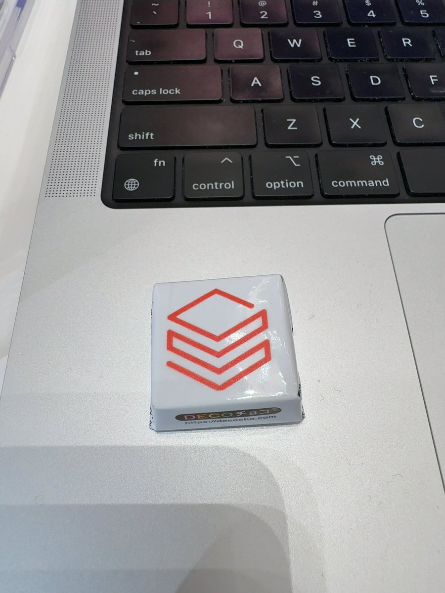 toshihue's tweet image. Databricks Data+AI World Tourでdbtのブースをやってまーす。Fivetranも盛況です