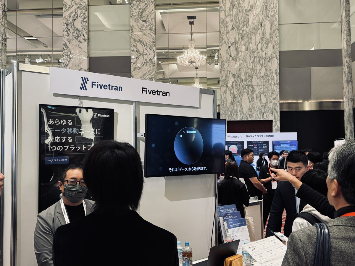 toshihue's tweet image. Databricks Data+AI World Tourでdbtのブースをやってまーす。Fivetranも盛況です
