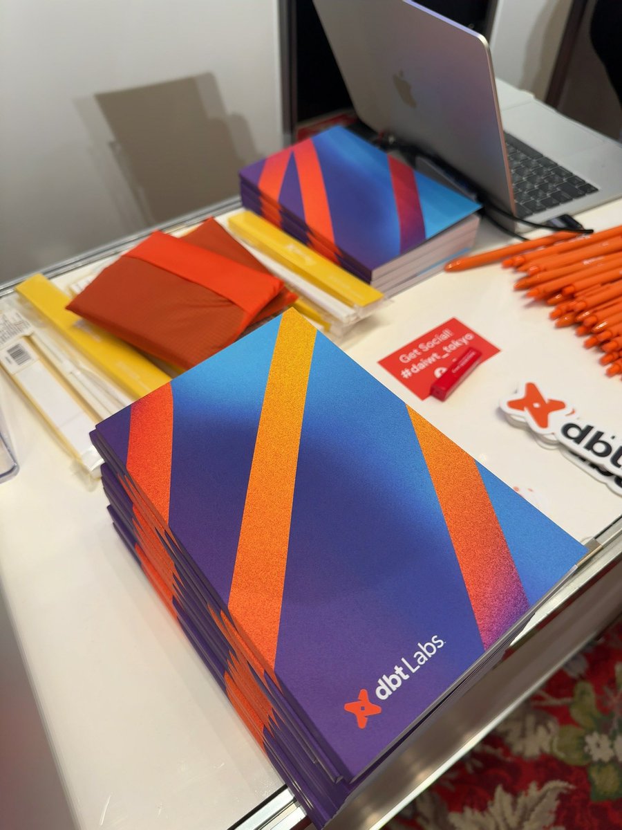 toshihue's tweet image. Databricks Data+AI World Tourでdbtのブースをやってまーす。Fivetranも盛況です