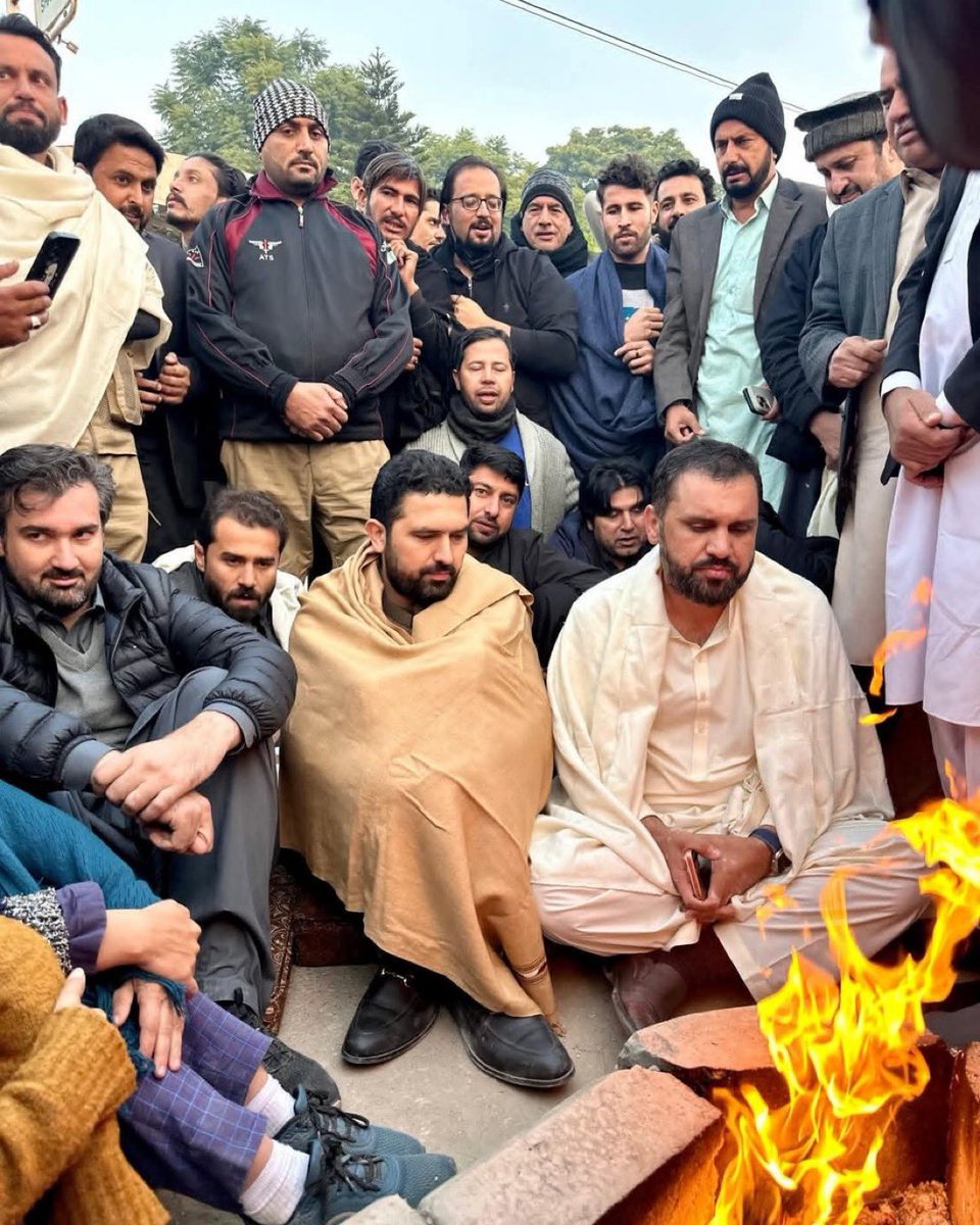 کمنٹ میں Free Imran Khan لکھیں اور اپنی فالورز کو بڑھائیں، شکریہ