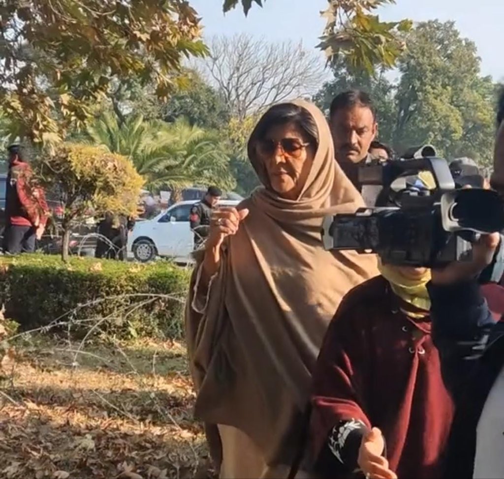 کمنٹ میں Free Imran Khan لکھیں اور اپنی فالورز کو بڑھائیں، شکریہ