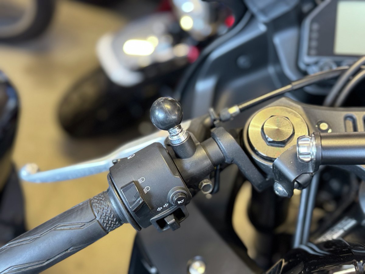 plot_touring's tweet image. #ラムマウント 車種別オススメコンボVol.4／

YAMAHA
#yzfr25
#yzfr3

R25/3のハンドルスイッチには塞がれたミラーホールがあるのでこちらを活用するのがベスト💯

マウント：XグリップM（P067-9915）
アーム：標準アーム（P054-1255）
ベース：ボールマウント M10xP1.25ミラーホール用（P067-4252）…