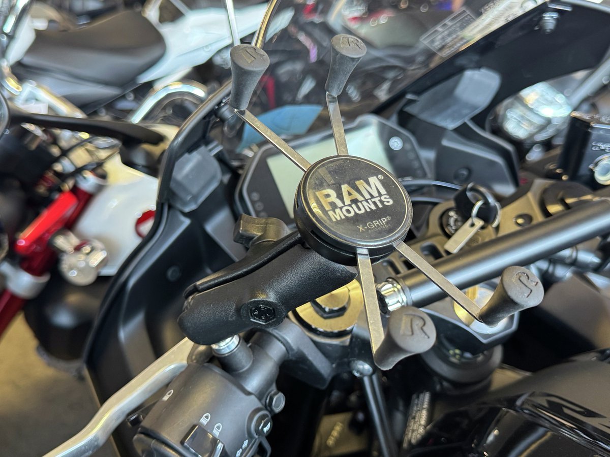 plot_touring's tweet image. #ラムマウント 車種別オススメコンボVol.4／

YAMAHA
#yzfr25
#yzfr3

R25/3のハンドルスイッチには塞がれたミラーホールがあるのでこちらを活用するのがベスト💯

マウント：XグリップM（P067-9915）
アーム：標準アーム（P054-1255）
ベース：ボールマウント M10xP1.25ミラーホール用（P067-4252）…