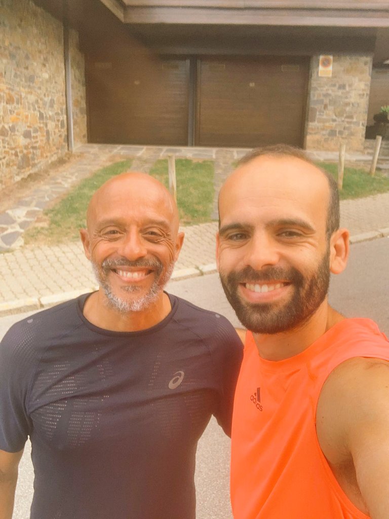 Cuando tenemos algún día libre y coincidimos en La Cerdanya, <a href="/arturbossy/">Artur Bossy Anguera</a>, el mejor fondista catalán actual, y yo nos vamos a recorrer bosques. De esos trotes y esas charlas va el #vueltayvuelta de este sábado en @lavanguardia. El domingo, Artur corre la #jeanbouin #Atletismo