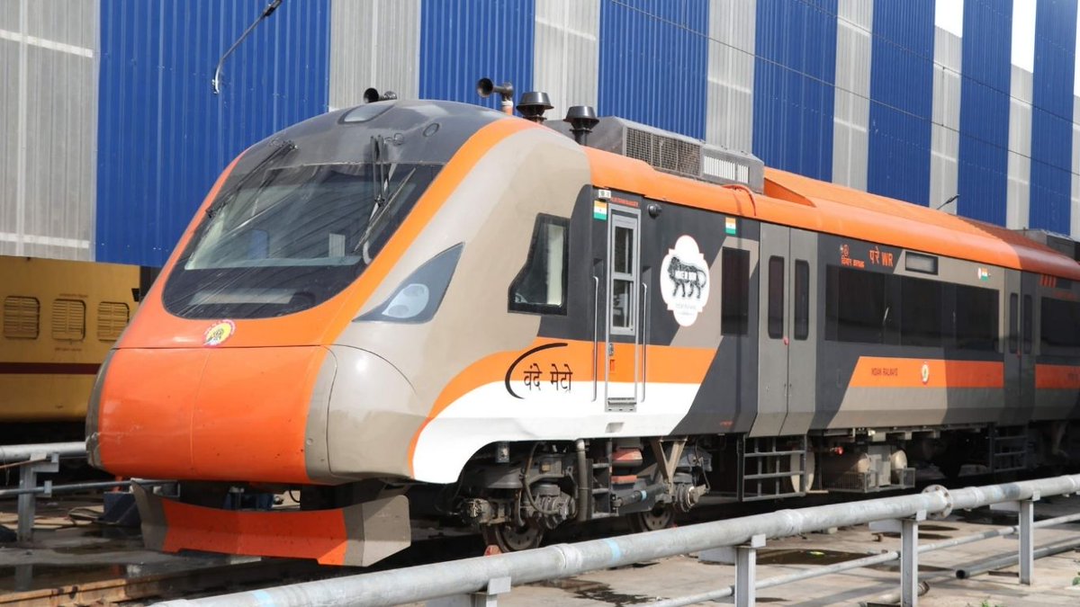 NewsDotz's tweet image. #VandeMetro #IndianRailways

The proposed Vande Metro services on key corridors—including Dadar–Pune, Dadar–Nashik, Panvel–Alibaug, Panvel–Ratnagiri and several Mumbai–Konkan–Gujarat routes—are expected to be transformative for regional connectivity. These routes will
