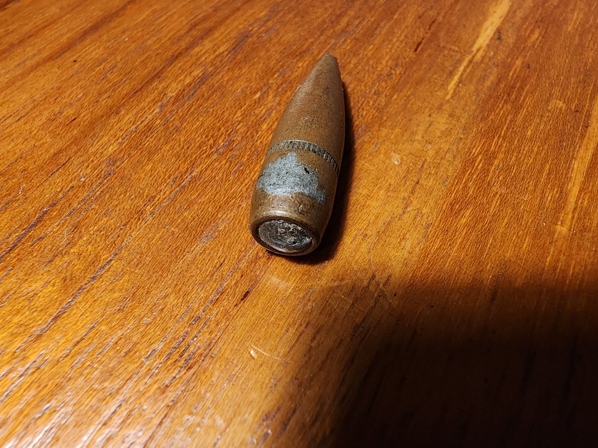 capttsune's tweet image. 近所の公園で拾ったこれ、本物だったら怖いな