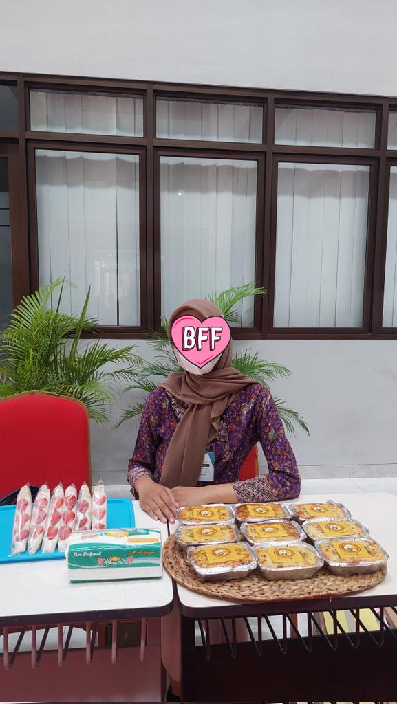 flyw1thocha's tweet photo. @kampusfess_ ga malu soalna temen deketkuw slalu jd langganan mweheheh, tapi seneng bgt kalo ada new cust jugaakk, coba ikut bazzar di kampus trs dari rumah pun naik motor pakai kardus ditaliin dan cuma setengah hari da abiezz bcs aku bawa dikit juga si🫰 https://t.co/Wd6AOpJZPr
