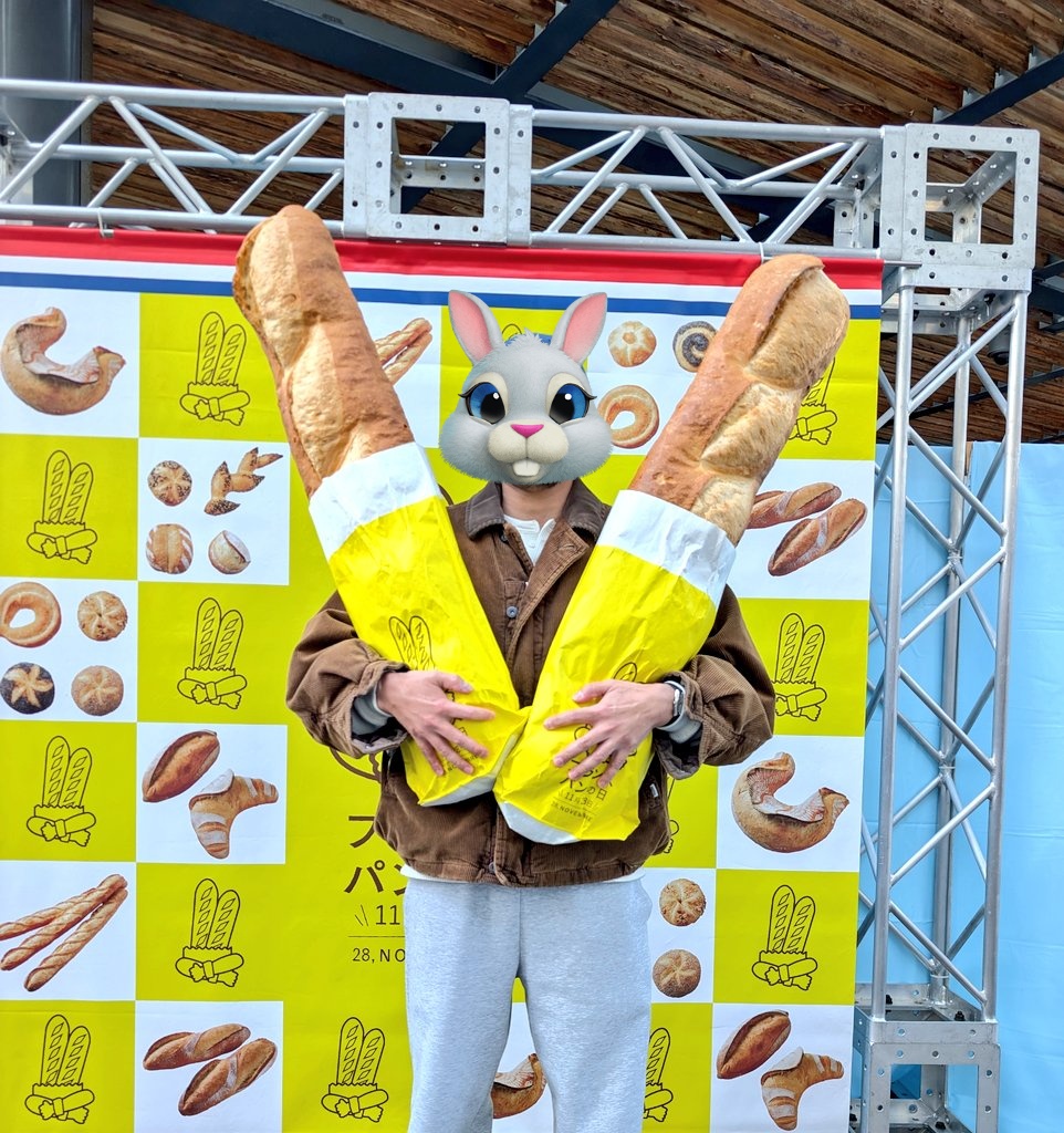 今日のDONQのフランスパン無料配布イベント、思ってたよりパンのサイズが大きかった💦💦