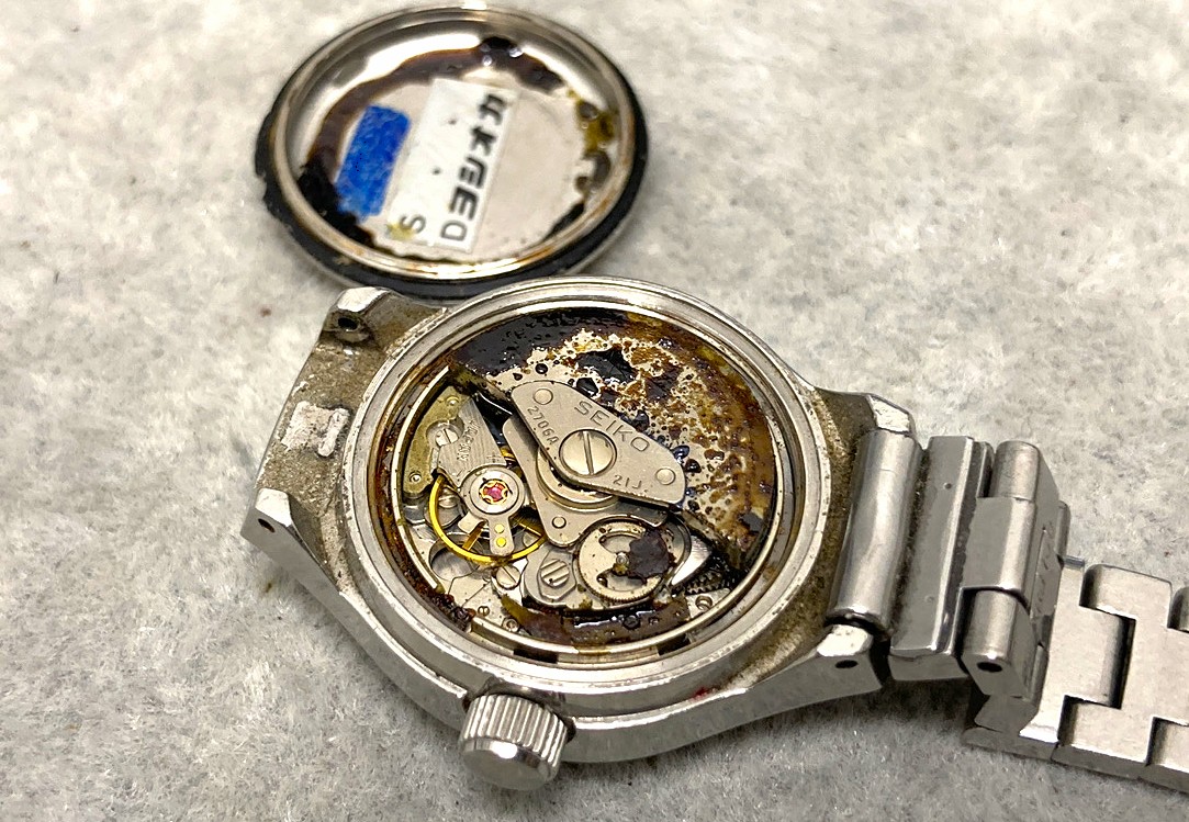 whweb_support's tweet image. SEIKOのアンティーク腕時計が止まったとのことでオーバーホールを承りました。

50年間一度もメンテナンスをされたことがないとのことで、内部の錆や腐食が激しい状態でしたが、
パーツの交換や、入手が難しい歯車は磨きなどの修正作業を行い、また長くご使用いただけるように仕上がりました。#腕時計