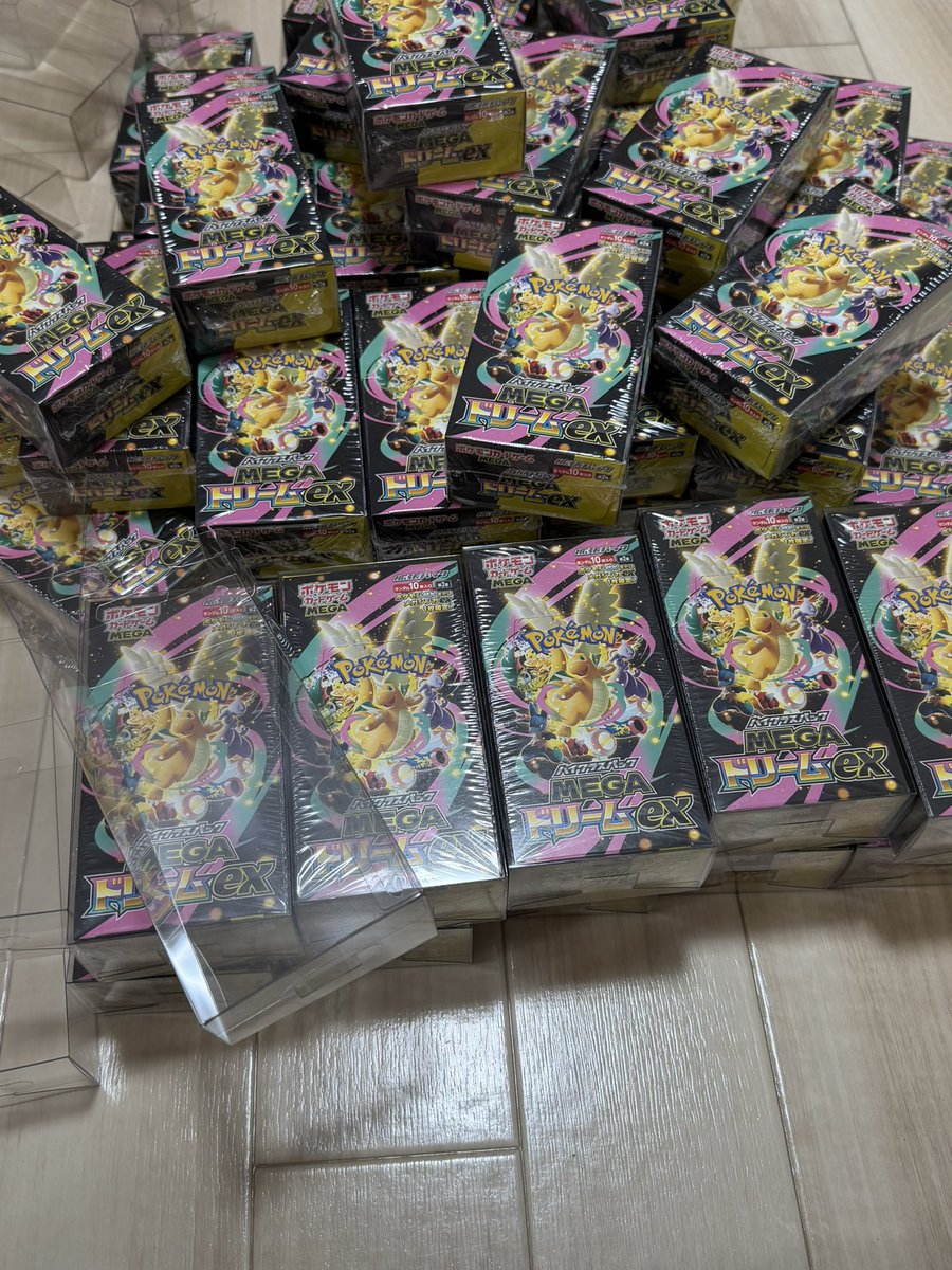 waruiblackii's tweet image. 答え‼︎

床に座り込んで🧎笑

ReveORIPAユーザー様にプレゼント🎁
〈勝手に送りつける〉
メガドリームexBOXを1人でローダーに入れてますw
〈まだまだ奥にもあるので第一陣が終わったら次は第二陣…〉

そしてその次は梱包📦
大変だ💦

だがしかし！
一刻も早く皆様の元へ届けなければ🏃‍➡️🎁…