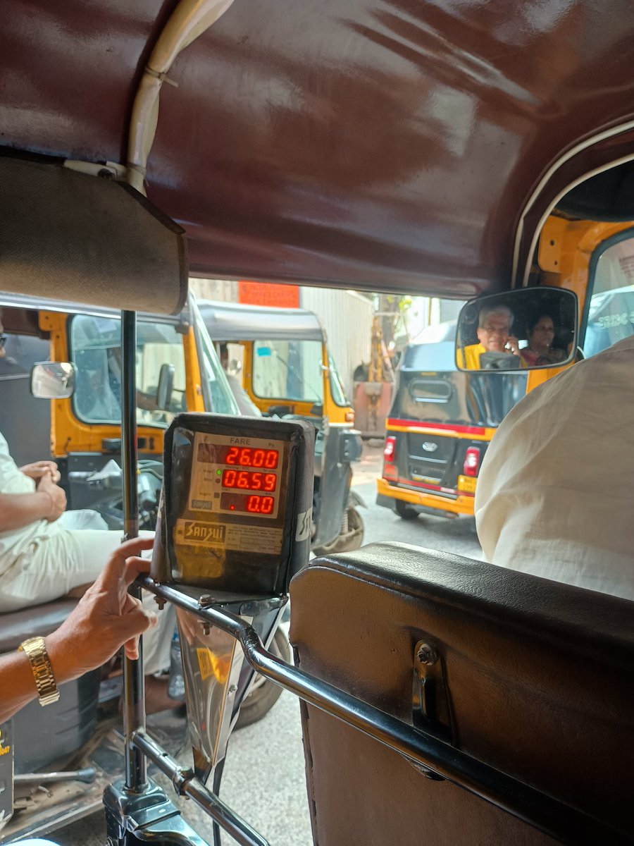 Explorer_Yash's tweet image. Traffic police make the signals worse!

See the waiting time at Gundavli metro station (Bisleri junction signal). 7 mins with no movement due to pathetic management.

#Andheri #AndheriEast #Mumbai