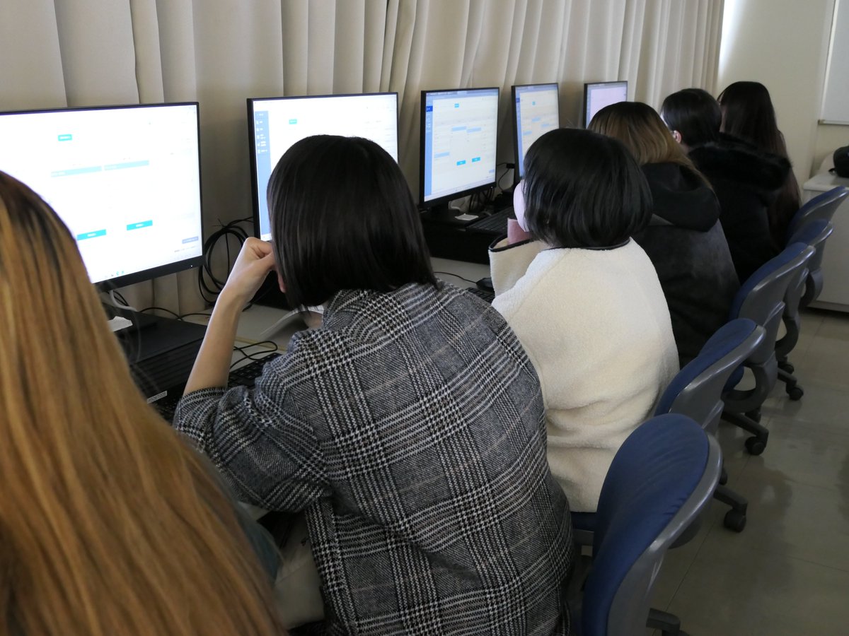 kawatan_PR's tweet photo. データベースの提供元企業から講師をお招きし、JapanKnowledge Lib、日経ValueSearch、EBSCOhostの操作・検索方法を学びました。
研究の選定に役立つ機能を知ることができた、卒論・就活に活用できそう、など前向きな感想を聞くことができました。
https://t.co/urD4TndxuM https://t.co/BnFgpm7ErY