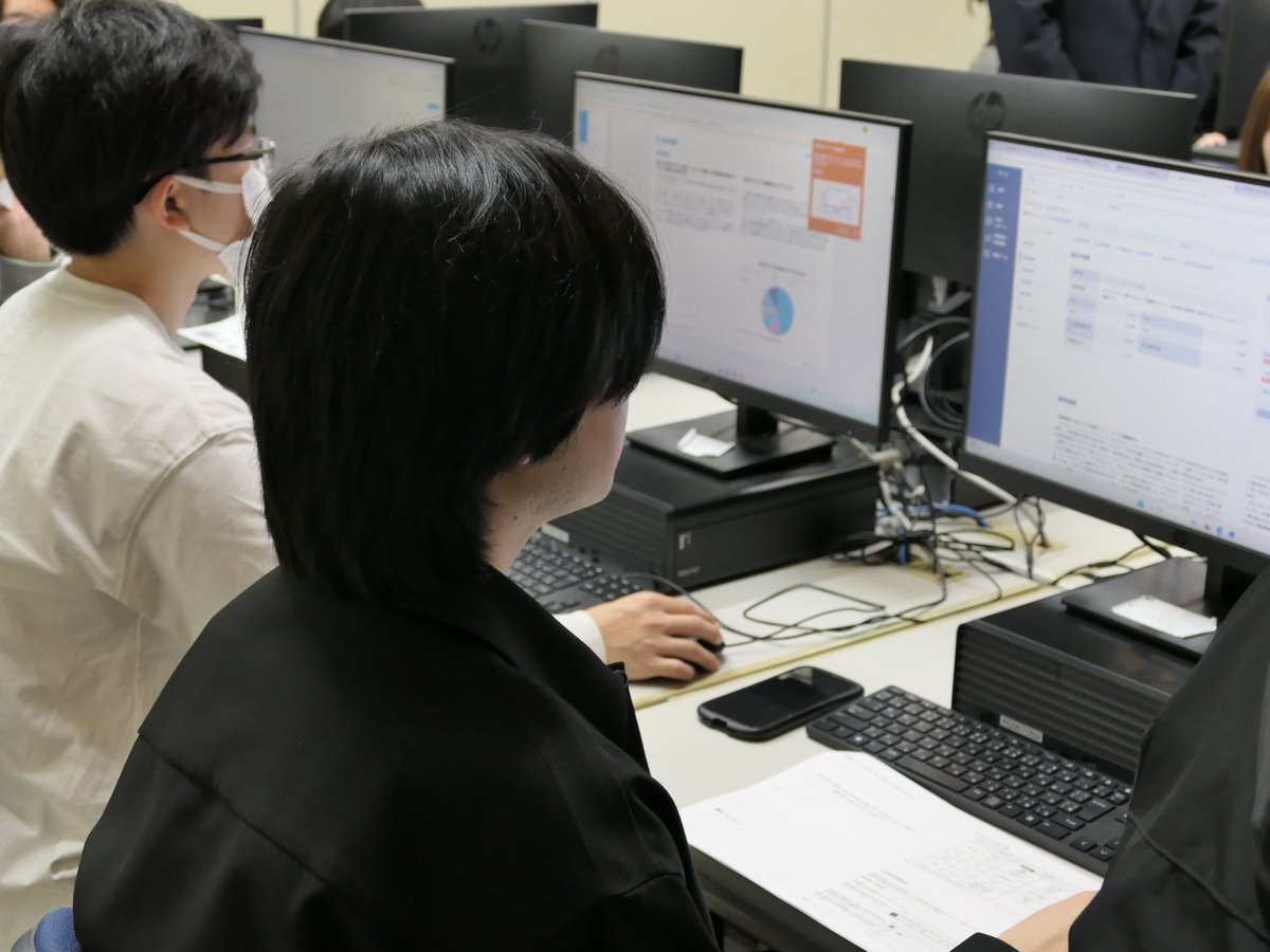 kawatan_PR's tweet photo. データベースの提供元企業から講師をお招きし、JapanKnowledge Lib、日経ValueSearch、EBSCOhostの操作・検索方法を学びました。
研究の選定に役立つ機能を知ることができた、卒論・就活に活用できそう、など前向きな感想を聞くことができました。
https://t.co/urD4TndxuM https://t.co/BnFgpm7ErY