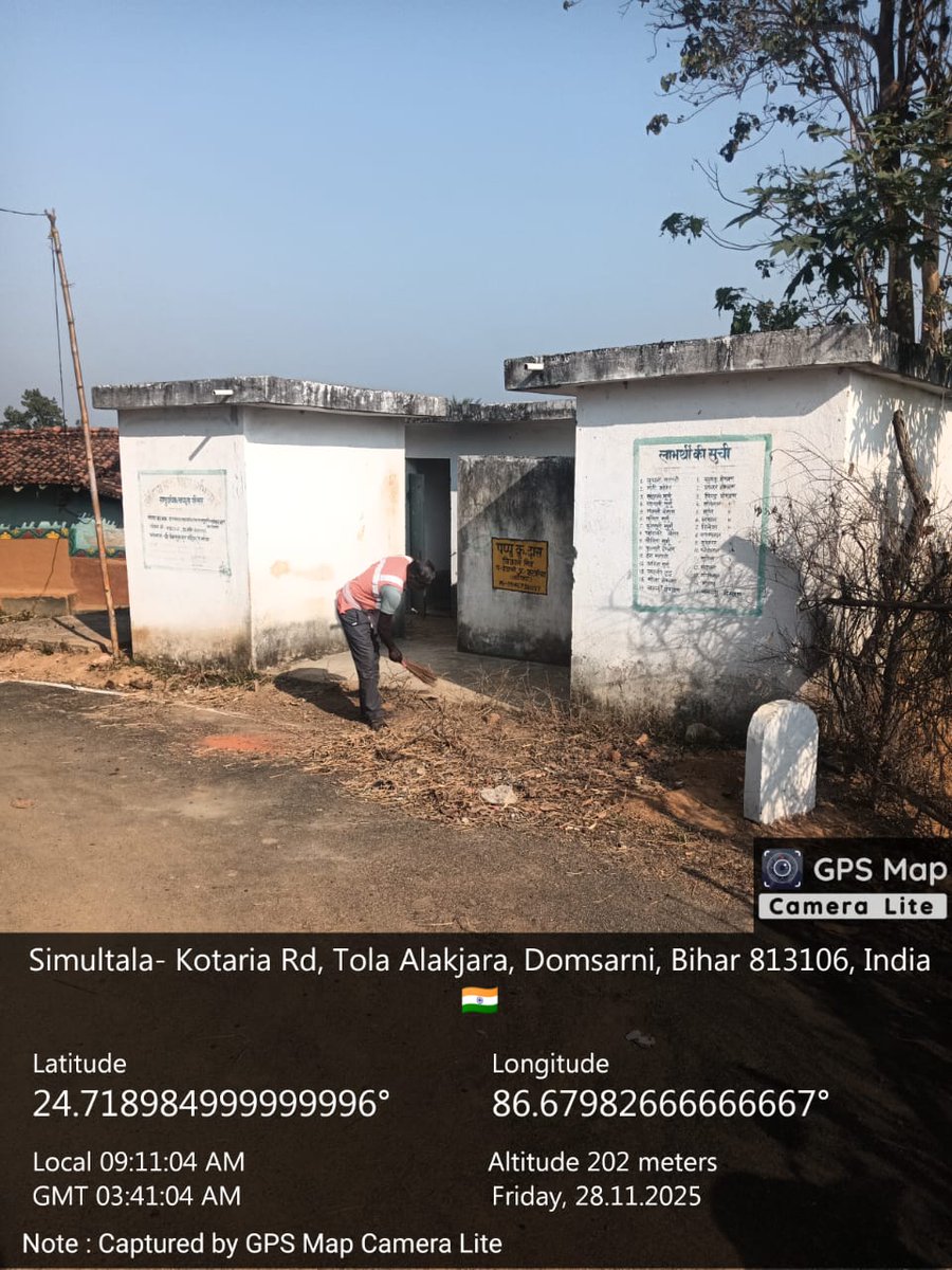 swachh_banka's tweet image. #हमारशौचालय_हमाराभविष्य कार्यक्रम के अंतर्गत महादलित टोला में  सामुदायिक शौचालय ( #CSC ) की साफ सफ़ाई करते हुए  स्वच्छता कर्मी, ग्राम पंचायत _डोमसरनी,प्रखंड कटोरिया।
#HamaraShauchalayHamaraBhavishya
#HamaraShauchalayHamaraSamman