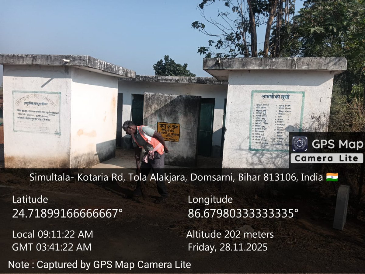 swachh_banka's tweet image. #हमारशौचालय_हमाराभविष्य कार्यक्रम के अंतर्गत महादलित टोला में  सामुदायिक शौचालय ( #CSC ) की साफ सफ़ाई करते हुए  स्वच्छता कर्मी, ग्राम पंचायत _डोमसरनी,प्रखंड कटोरिया।
#HamaraShauchalayHamaraBhavishya
#HamaraShauchalayHamaraSamman