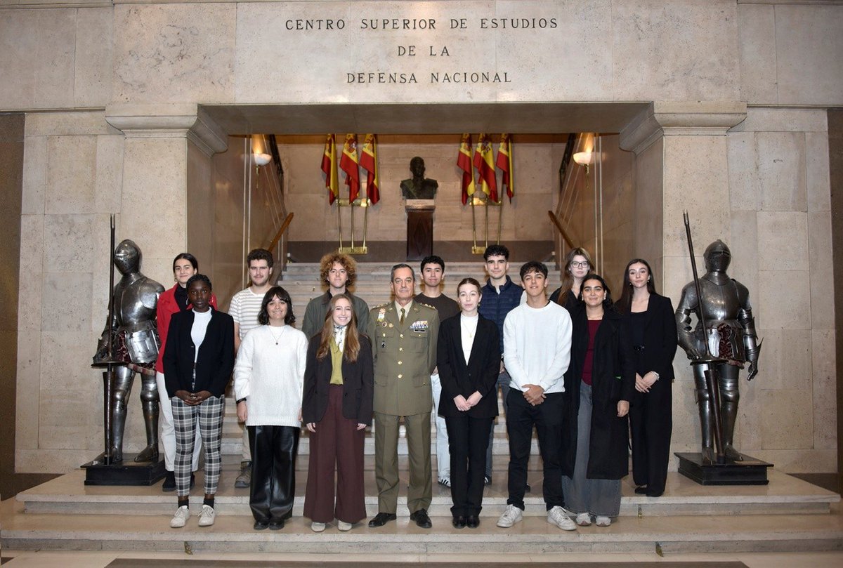 Recibimos en el <a href="/ieee_es/">IEEE</a>  a una delegación de IURIS España, la mayor asociación de estudiantes de Derecho y Ciencias Sociales del país. 

Un encuentro dedicado al conocimiento, el diálogo y la cultura de defensa.
#CESEDEN
