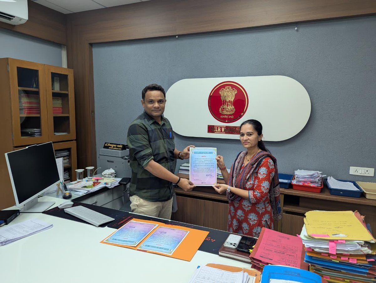 સ્પેશિયલ રિવિઝનનું કાર્ય છે અતિ મહત્ત્વનું,
​BLO એ નિભાવ્યું પોતાનું કર્તવ્ય પૂરું..
​તહેવારોની ખુશીઓને બાજુએ મૂકીને સમય પહેલા ૧૦૦%
સિદ્ધિ મેળવી તે બદલ
ધન્યવાદ સહ ખૂબ ખૂબ અભિનંદન🙏🏻
(SIR-2026)
<a href="/ECISVEEP/">Election Commission of India</a> <a href="/CollectorVad/">Collector & DM Office Vadodara</a> <a href="/CEOGujarat/">Chief Electoral Officer, Gujarat</a>