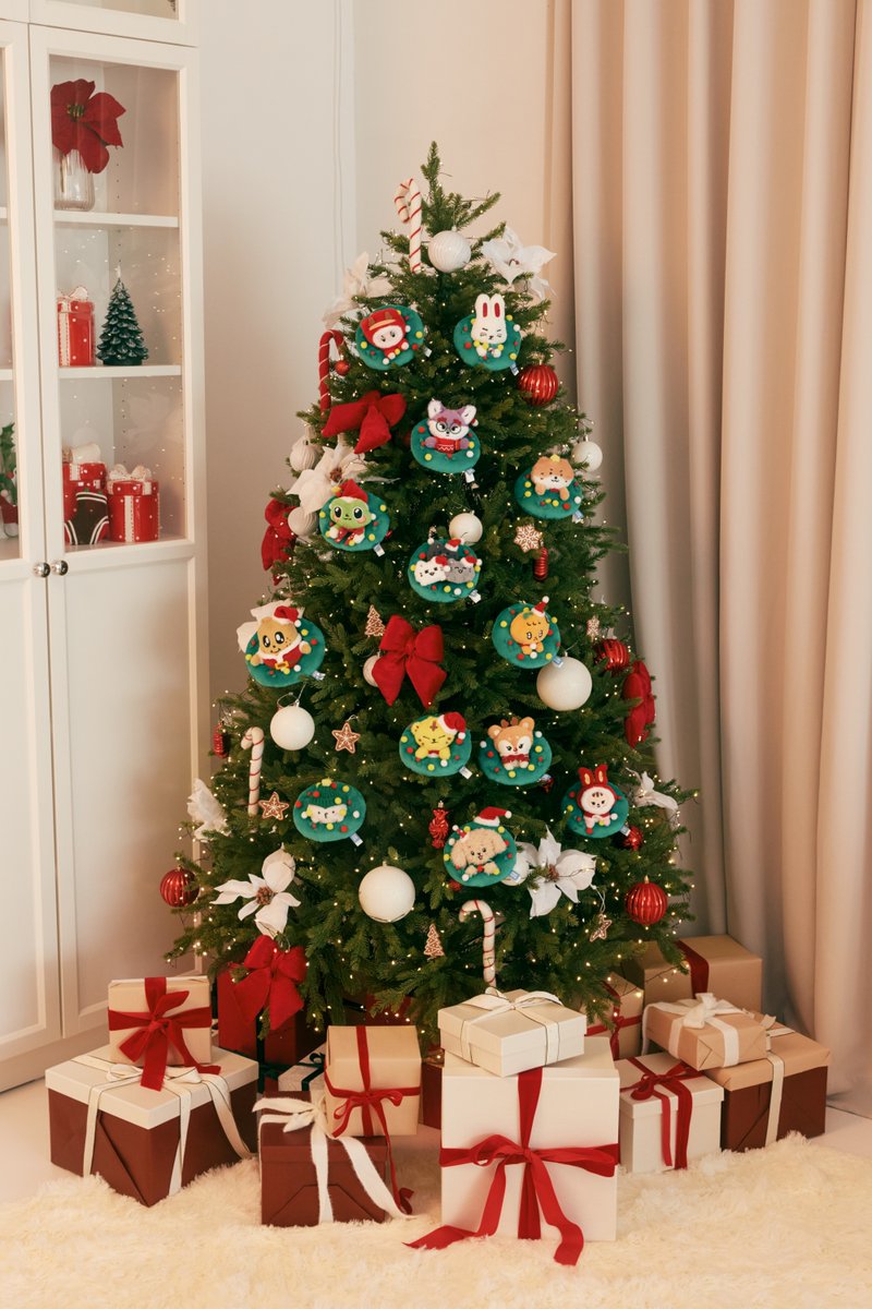 HYBE_MERCH's tweet image. HOLIDAY with MINITEEN Official Merch. 
Concept Photo 🌲🎁 (1/4)

Coming Soon at
[OFFLINE]
📆 2025. 12. 09 - 2025. 12. 22 
📍 &amp;lt;HOLIDAY with MINITEEN&amp;gt; SEVENTEEN Official Character POP-UP

[ONLINE]
📆 2025. 12. 09 11AM(KST)
📍 @weverseshop

#SEVENTEEN #세븐틴 
#MINITEEN #미니틴