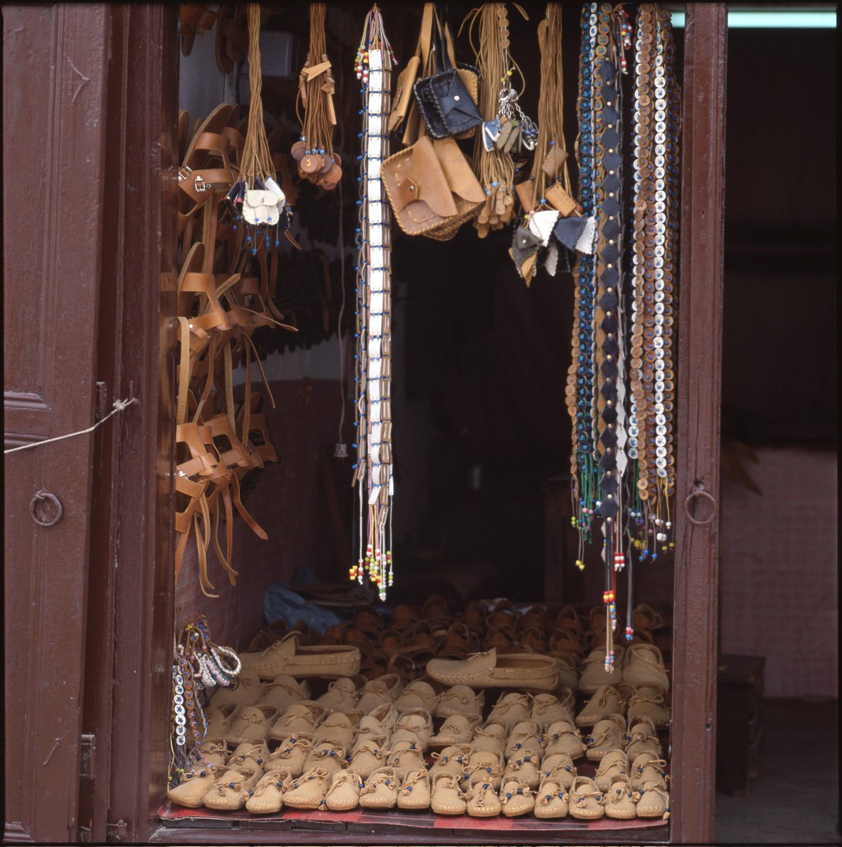 Kopuk Bağlar'da bugün (28 Kasım)  çantayı ve çantanın Osmanlı ile Cumhuriyet tarihindeki izlerini konuşuyoruz.

Kopuk Bağlar bugün ve her cuma 14.00'da <a href="/acikradyo/">Apaçık Radyo</a>'da 💼

📸 Salt Araştırma/El Sanatları Koleksiyonu