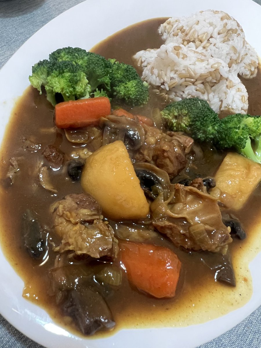 Rshdfc's tweet image. じゃがいものほくほく感、にんじんの甘さ、そしてお肉の香りがちょうどいいんです。😊