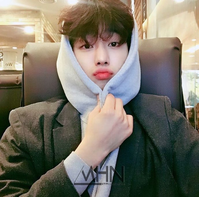 MYOUNGMINGMING's tweet photo. 못쇙긴 남자배우 캐스팅 해서
좋은작품 말아먹지말고

이중에 골라서 촬영해라. 진심이다
잘생긴 배우 더 알려주랴? https://t.co/mUMfSstnA1