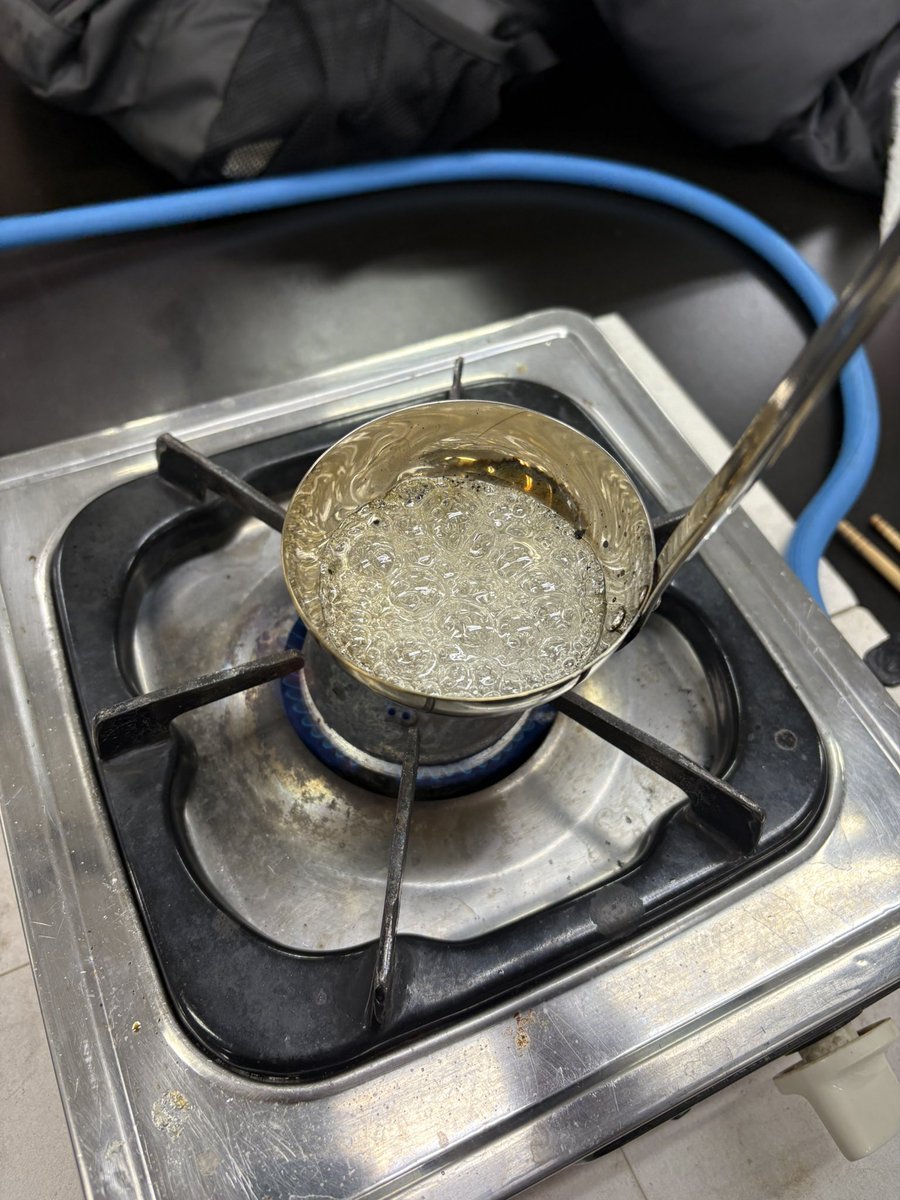 BioRjp's tweet photo. クラフトコーラ班です✌️
コーラを黒くするためにカルメ焼きを作りました
グラニュー糖だから黒くなりませんでした💦
 #RJP2025バイオ
#カルメ焼き
#オリジナルドリンク
#クラフトコーラ https://t.co/uZC2VMbquE