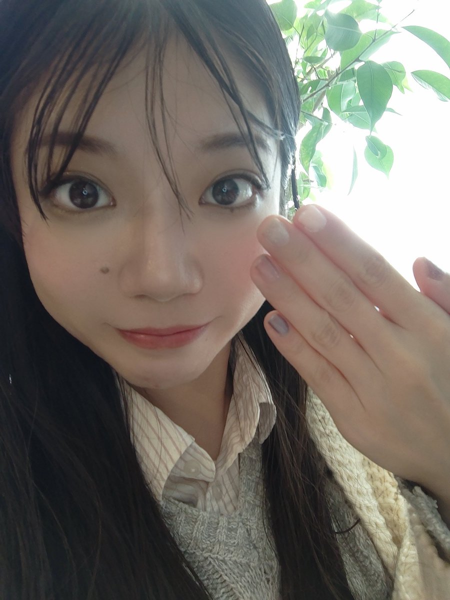 Shima1036norikA's tweet image. 初めてジェルネイル塗ってみた！💅✨

今更過ぎてお恥ずかしいのですが(笑)

こ、こんな早く固まるんだ😳✨

さよなら……マニキュアたち……
いままでありがとう……マニキュアたち……

……と思いつつ、お気に入りカラーは捨てられないんだよなぁ……(笑)

こうしてものが増えていく😇