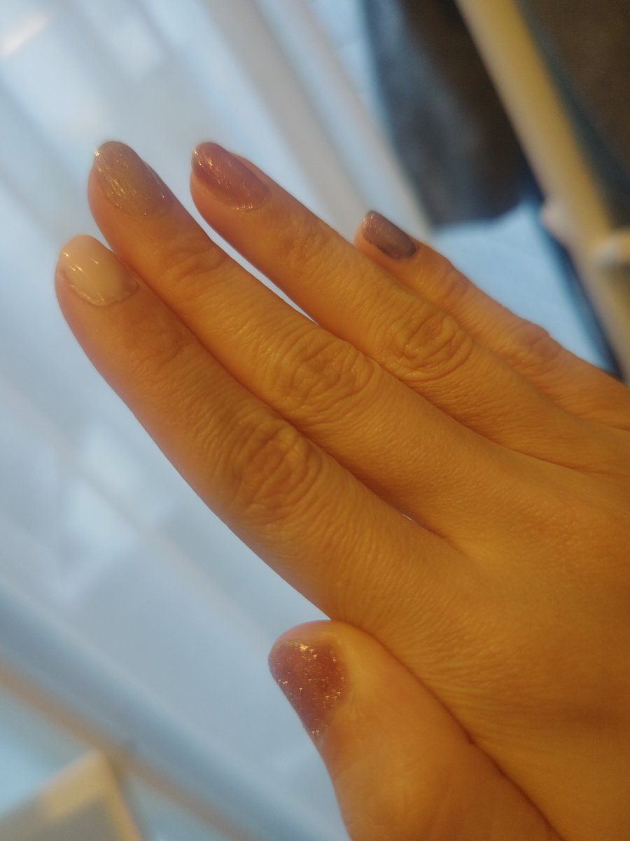 Shima1036norikA's tweet image. 初めてジェルネイル塗ってみた！💅✨

今更過ぎてお恥ずかしいのですが(笑)

こ、こんな早く固まるんだ😳✨

さよなら……マニキュアたち……
いままでありがとう……マニキュアたち……

……と思いつつ、お気に入りカラーは捨てられないんだよなぁ……(笑)

こうしてものが増えていく😇