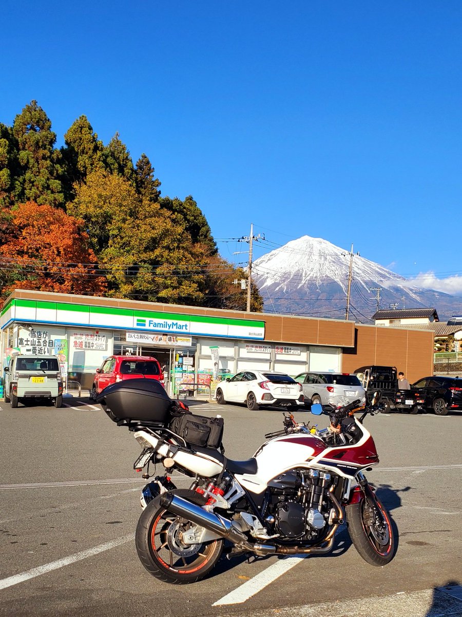 MsLABO6's tweet image. 富士山五合目に一番近いというコンビニで、ライダーの休憩☺️
#CB1300SB
