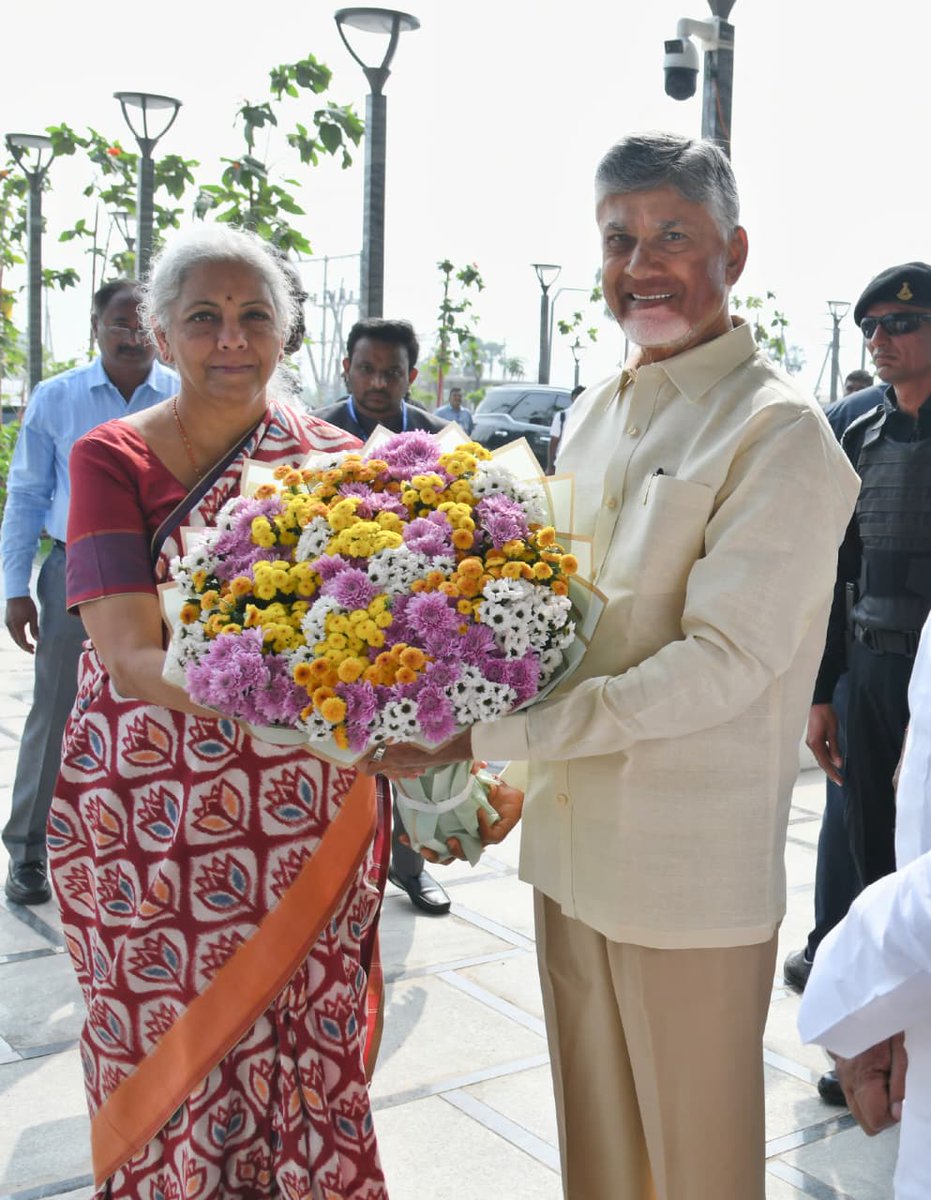 AndhraPradeshCM's tweet image. అమరావతి లో జరిగే కార్యక్రమాల్లో పాల్గొనేందుకు సీఆర్డీఏ కార్యాలయానికి చేరుకున్న కేంద్ర మంత్రి శ్రీమతి నిర్మలా సీతారామన్ కు ముఖ్యమంత్రి శ్రీ నారా చంద్రబాబు నాయుడు, ఉప ముఖ్యమంత్రి శ్రీ పవన్ కల్యాణ్, కేంద్ర మంత్రి శ్రీ పెమ్మసాని చంద్రశేఖర్, రాష్ట్ర మంత్రి శ్రీ నారా లోకేష్ స్వాగతం…