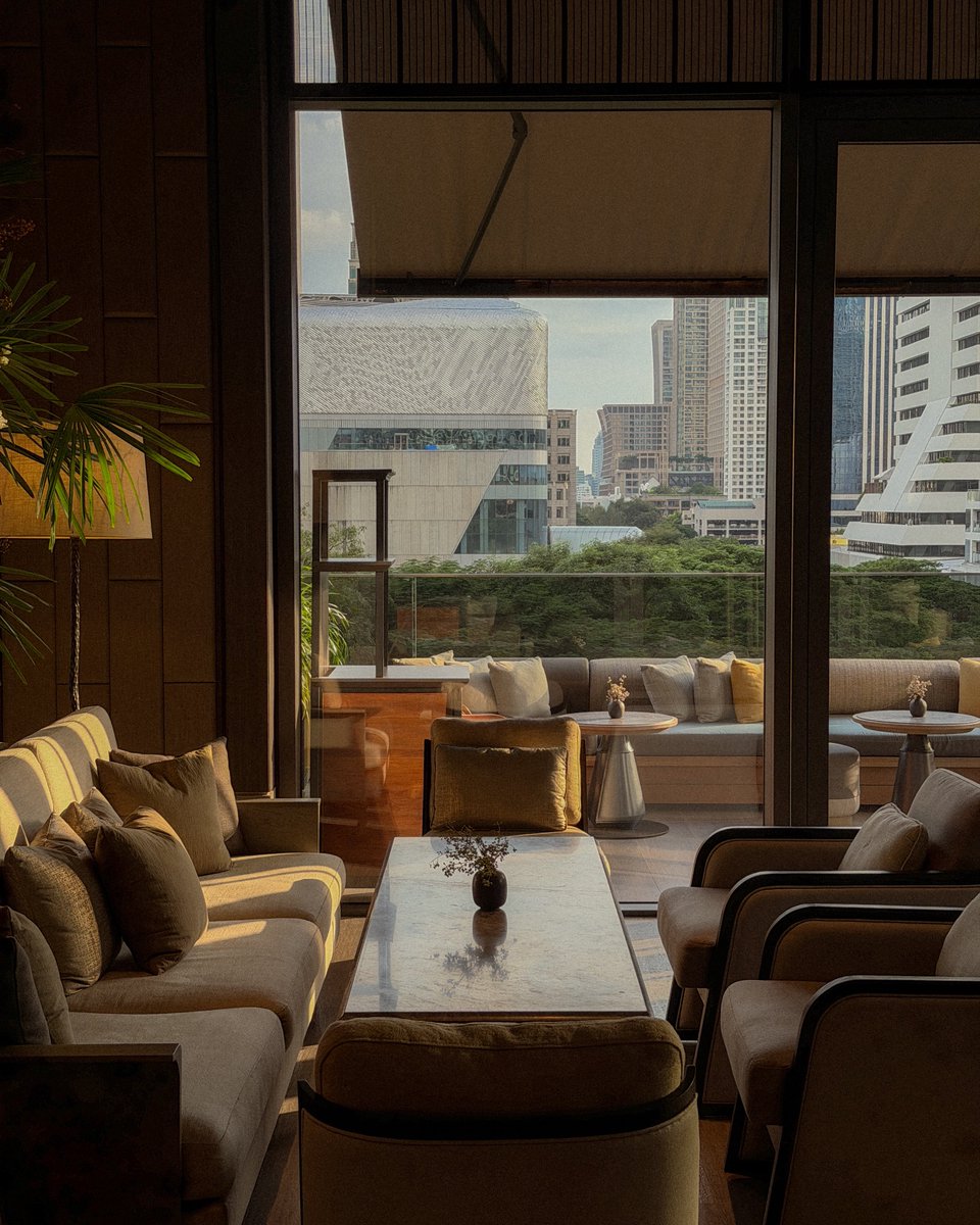 bjauntanywhere's tweet photo. Afternoon Tea at AMAN NAI LERT 🍵🫖🧁🍂 :ใครอยากหลบมุมหาที่จิบชาแบบเงียบสงบ แต่บรรยากาศดีและได้ชาพรีเมี่ยมด้วยเนี่ย แนะนำที่ 1872 บน Aman Nai Lert Bangkok เลย ไวป์ดี ข้างในตกแต่งสวยมาก ดีเทลละเอียดยิบ แล้วได้ความเป็นส่วนตัวเพราะคนไม่พลุ่งพล่าน เงียบสงบดี รอบนี้เป็น Autumn Afternoon Tea แต่ที่ชอบเลยคือชาที่มีให้เลือก มีตัวนึงที่สายมัทฉะน่าจะชอบ คือ AMAN KYOTO ที่เป็นมัทฉะซิกเนเจอร์ เขาจะมีตีชาให้ดูสด ๆ เลย กินคู่กับขนมแต่ละตัวแล้วดีมาก แล้วเสิร์ฟถึง 10 เมนู สโคนก็มีให้เลือกถึง 2 รสชาติคือ Plain, Thai Milk Tea เริ่ดเลยล่ะ